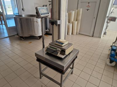une image représentant une balance posée sur une table dans une pièce