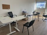 un bureau équipé d'un bureau, d'une chaise et d'un écran d'ordinateur