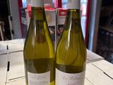 deux bouteilles de vin blanc posées sur une table