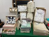 plusieurs cartons de vêtements posés sur une table, avec un miroir en arrière-plan
