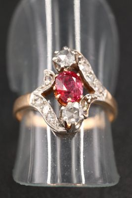 un gros plan d'une bague sertie d'une pierre rouge