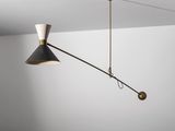 une lampe noire et dorée suspendue au plafond dans une pièce