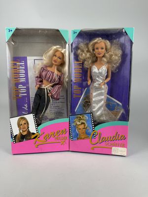 deux poupées Barbie dans leurs boîtes : l'une a les cheveux blonds et l'autre a les cheveux blonds