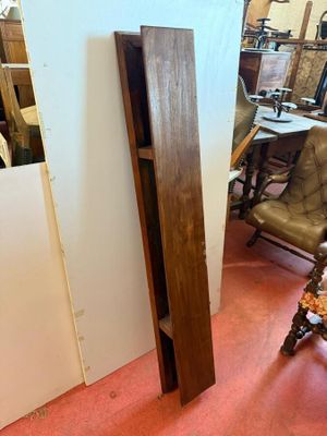une chaise et une table dans une pièce où se trouve un miroir