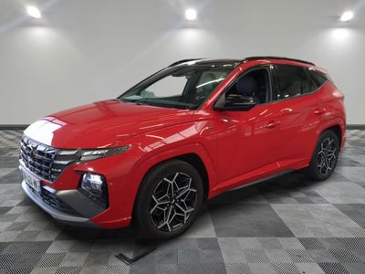 une Toyota RAV4 rouge de 2021 garée dans un showroom