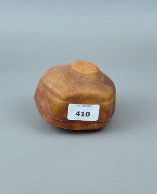 une photo d'un petit objet en bois muni d'une étiquette