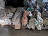 un tas d'ordures posé sur une palette dans un garage