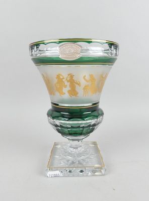 un vase vert et blanc orné d'un motif doré