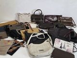 de nombreux sacs à main posés sur une table blanche, sur fond blanc