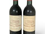deux bouteilles de vin rouge posées l'une à côté de l'autre sur une surface blanche