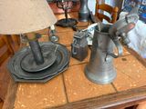 une table sur laquelle se trouvent une lampe, une assiette et un vase