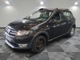 la photo d'une voiture noire garée dans un garage