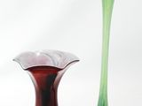 deux vases posés l'un à côté de l'autre sur une surface blanche