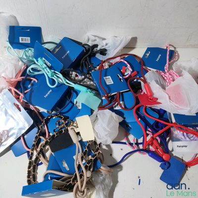 une pile d'étiquettes bleues et d'autres objets posés sur une table