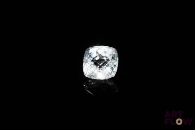 gros plan d'un diamant blanc sur une surface noire