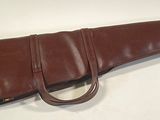 étui en cuir marron pour un pistolet muni d'une crosse en cuir