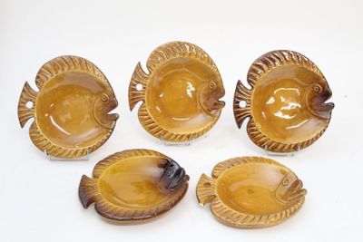 Suite de 5 assiettes en terre cuite émaillée curry à décor d…