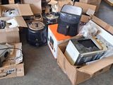 de nombreux cartons d'équipements électroniques posés sur le sol