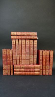 plusieurs vieux livres empilés les uns sur les autres sur une surface noire