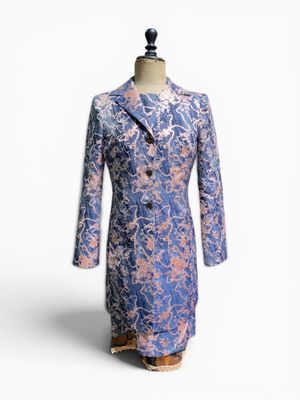 une image d'une robe et d'une veste de femme sur un mannequin