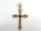 une image représentant une croix en or ornée d'une pierre bleue et entourée de perles