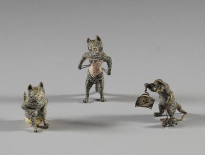 quatre figurines de chats disposées en cercle