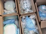 Plusieurs cartons de couches pour bébés sont empilés les uns sur les autres