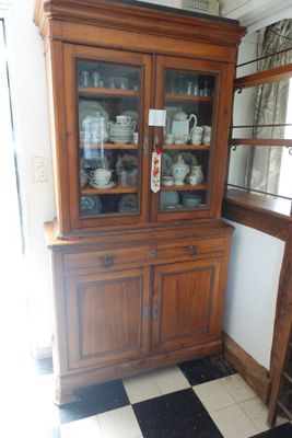 un vaisselier dans un coin de la pièce