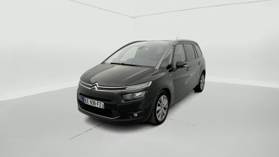 Une Citroën noire est garée dans une pièce blanche