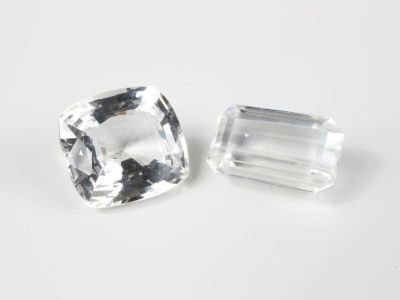 une paire de pierres facettées de topaze blanche sur un fond blanc