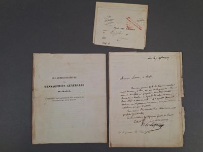 deux vieux papiers sur lesquels il y a des inscriptions, posés sur une table