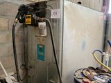 un fût bleu muni d'un tuyau, à côté d'un chauffe-eau, et un fût bleu muni d'un tuyau, à côté d'un fût bleu équipé d'un chauffe-eau