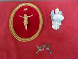 une photo d'une photo représentant une personne sur une croix accrochée au mur