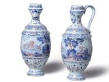 une paire de vases bleus et blancs sur fond blanc