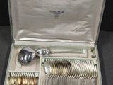 un coffret contenant de l'argenterie sur une table
