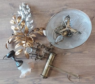 une assiette avec des ciseaux, une paire de ciseaux et une paire de ciseaux posés sur une table