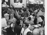 une vieille photo en noir et blanc montrant une foule de personnes lors d'un congrès
