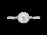 une image représentant une bague en perle blanche sur fond noir