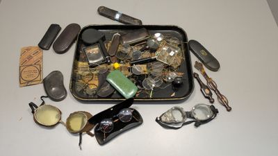 un plateau rempli d'objets divers posé sur une table