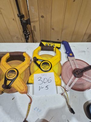 de nombreux outils posés sur une table, accompagnés d'une étiquette de prix