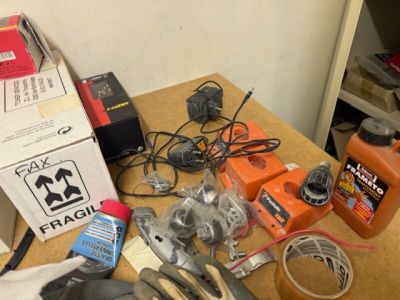 une table sur laquelle sont posés plusieurs outils