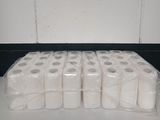 Plusieurs rouleaux de papier toilette sont emballés dans des sacs en plastique sur un comptoir