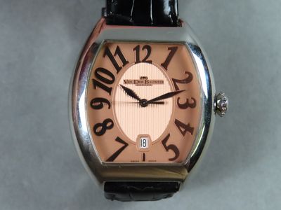 un gros plan d'une montre-bracelet au cadran marron