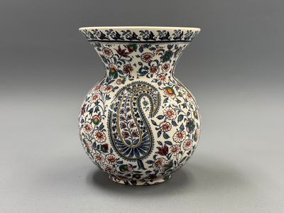 une image représentant un vase orné d'un motif floral
