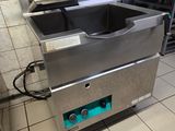 une image d'une friteuse commerciale dans une cuisine commerciale