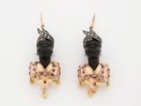 deux paires de boucles d'oreilles ornées de pierres noires et roses