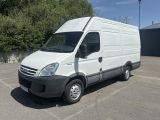 une camionnette blanche garée dans un parking