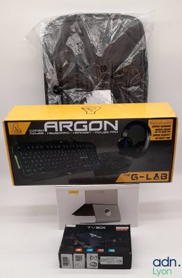 une boîte contenant un clavier et une souris