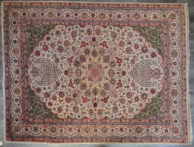 tapis persan ancien avec un motif floral sur fond bleu