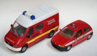 deux camions de pompiers miniatures placés l'un à côté de l'autre